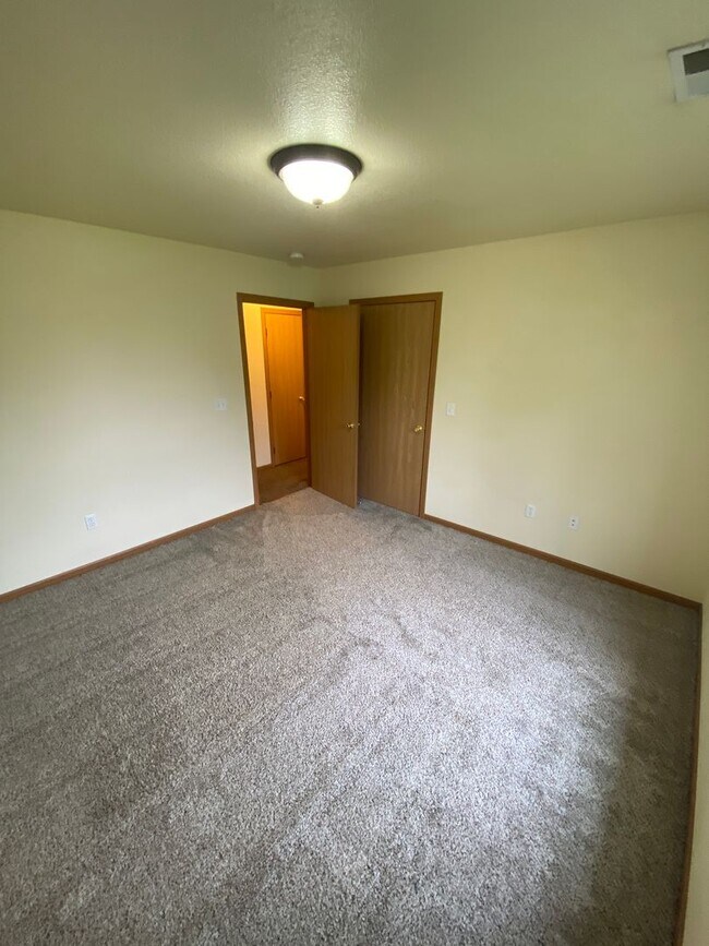 Building Photo - Beautiful 2 bedroom 1 bathroom duplex close to FLW!!