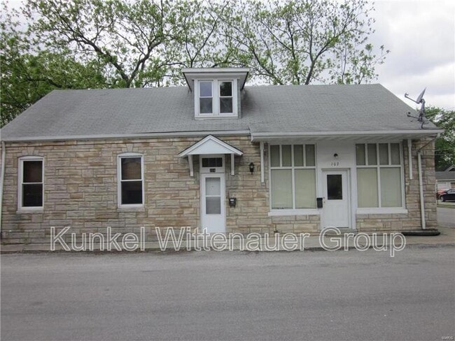 Primary Photo - 104 S Alton St