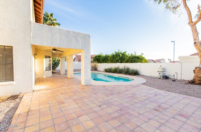 Building Photo - 6121 E Saddleback St