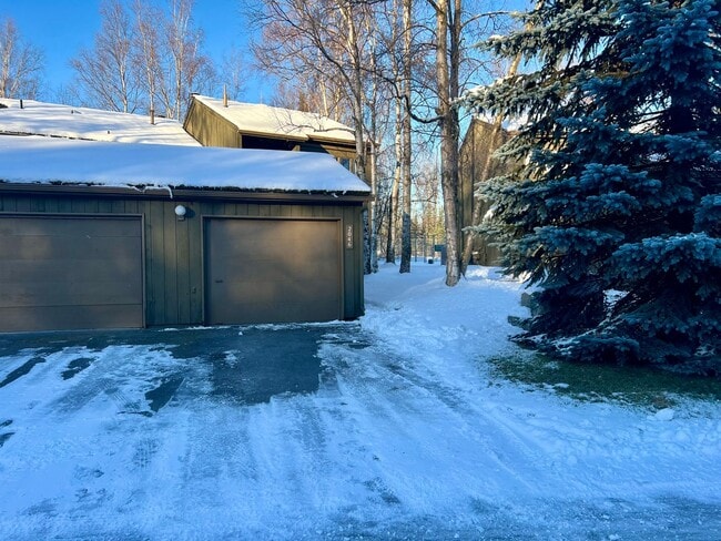 Building Photo - Available in July! Pet Friendly Fully Furn...