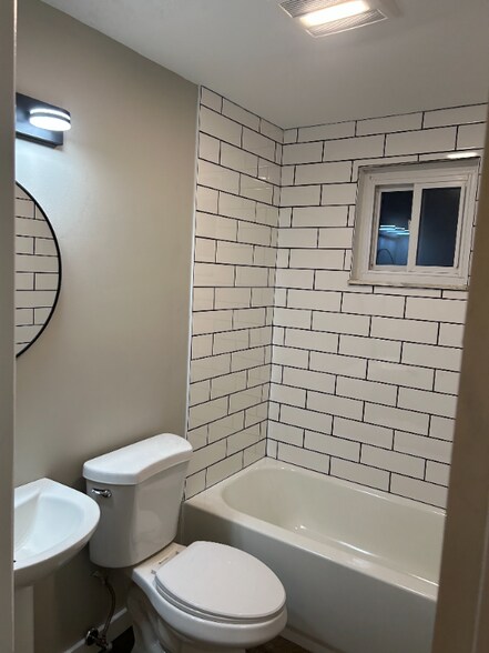 Building Photo - 214 Barbara Dr