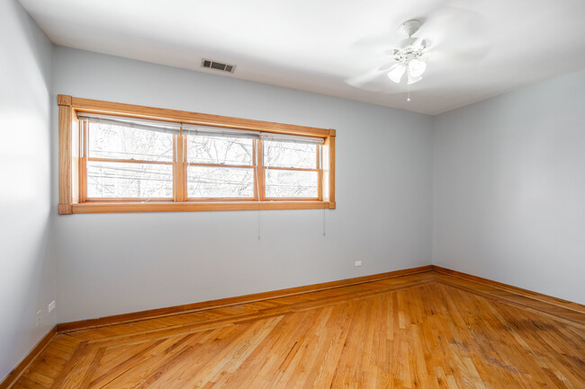 Building Photo - 3205 N Leavitt St