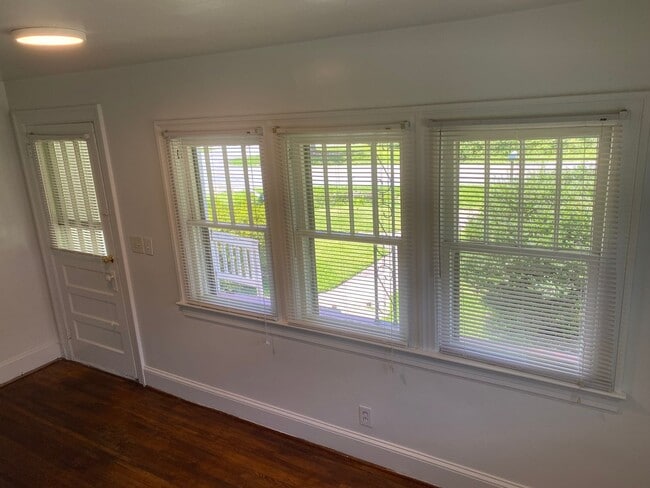 Building Photo - 2 BR 1 BA Close to Hospital