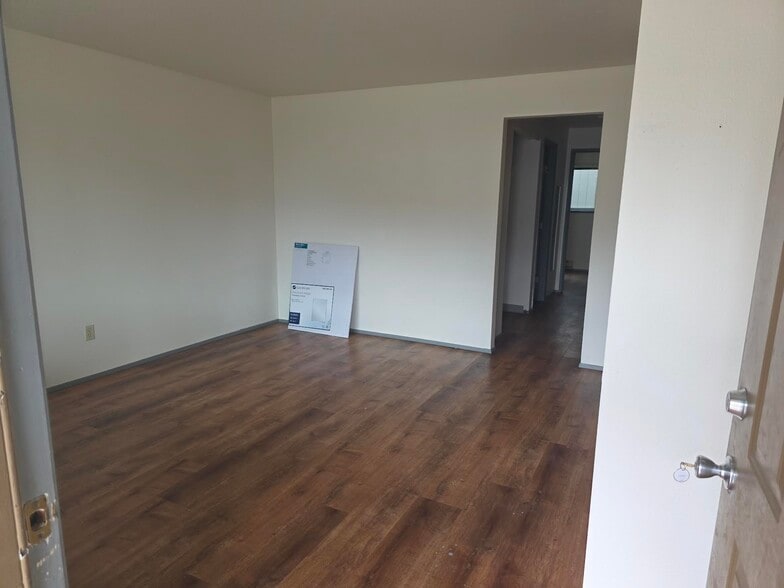 Building Photo - 300 Whitesell Ave W