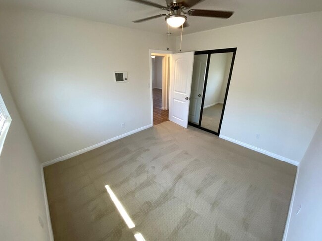 Building Photo - 3 Bedroom 1 Full Bath Remodeled Twin-Home