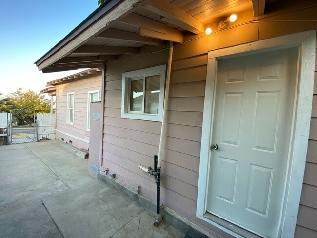Building Photo - 621 Philippine St