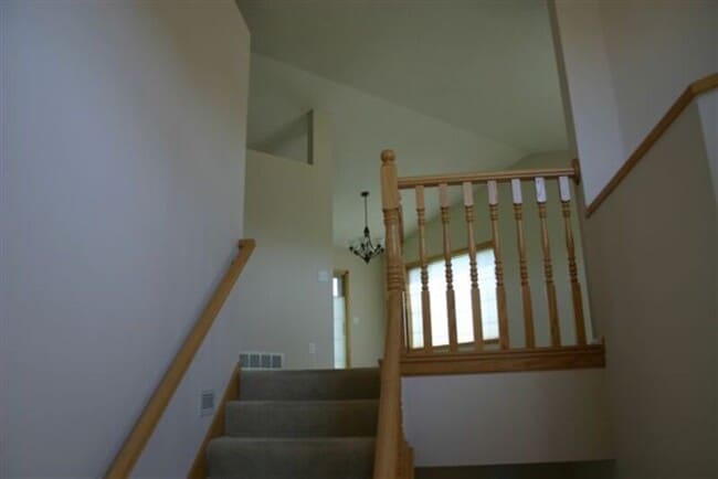 Building Photo - 9130 Oak Ridge Dr