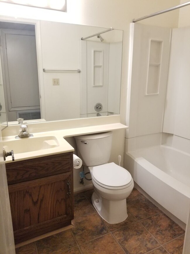 Building Photo - COMING SOON 2 BEDROOM 2 BATH CONDO WOODGLE...