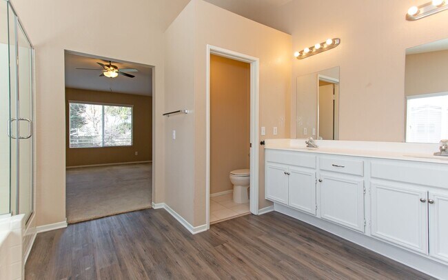 Building Photo - Large 4 Bedroom, 2.5 Bath Home with Large 3 Car Garage!!