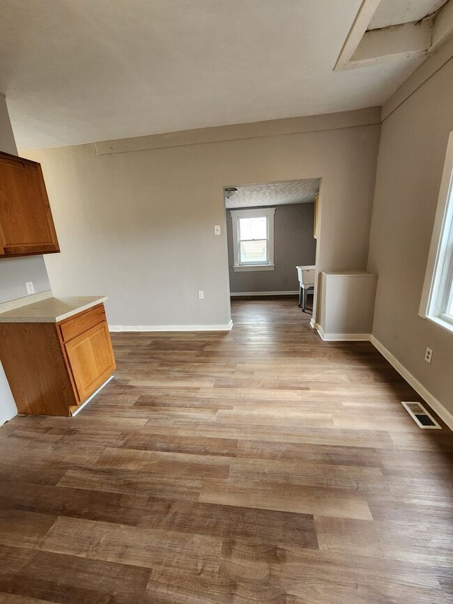 Building Photo - One Bedroom House For Rent