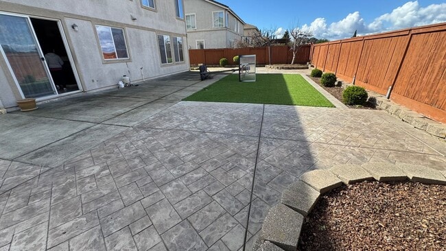 Building Photo - PENDING!