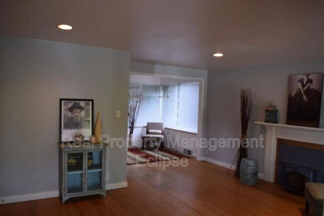 Building Photo - 4421 29th Ave W