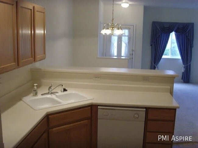 Building Photo - Beautiful 2-Bed/2-Bath Townhome in Longmont!