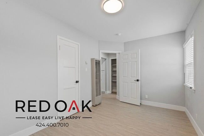 Building Photo - Recently Renovated One Bedroom Walk-Up wit...