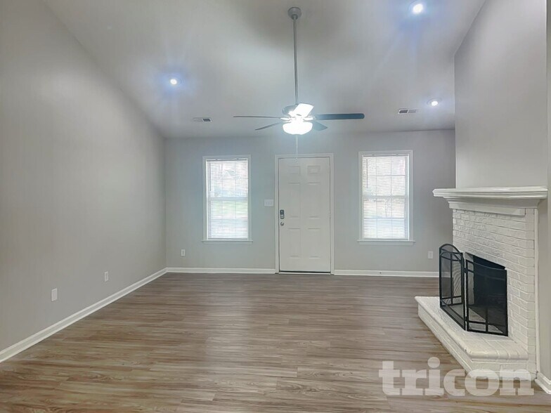 Building Photo - 217 Clear Springs Ct