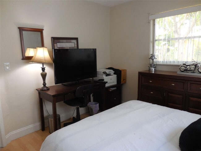 Building Photo - 3050 NW 1st Ave