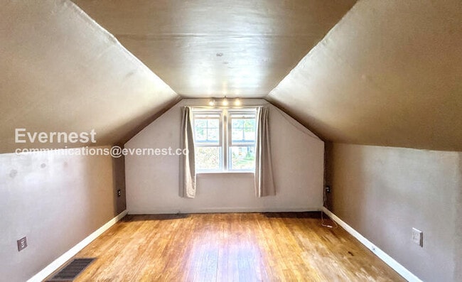 Building Photo - 887 W 10th Ave