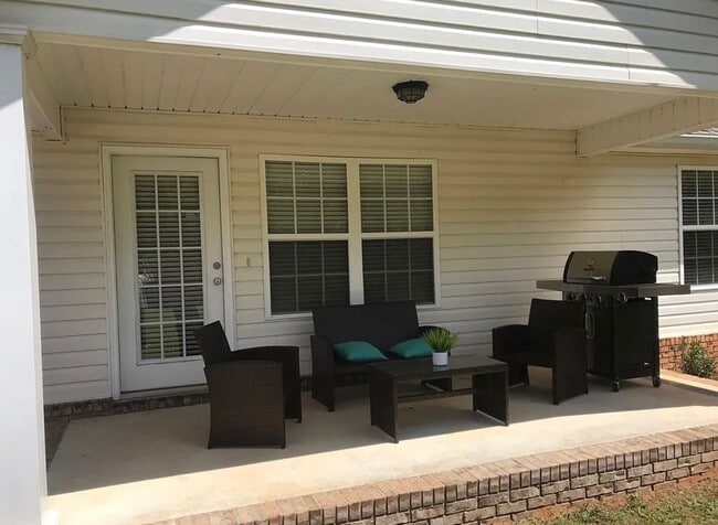 Building Photo - Charming 3/2 furnished home on quiet street