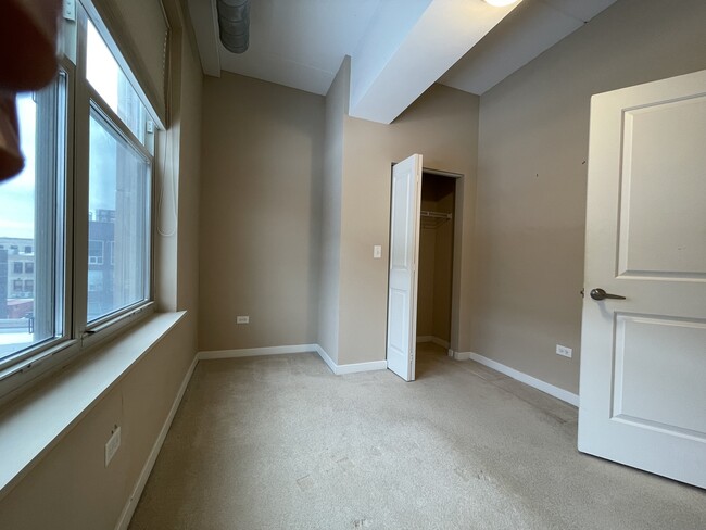 Building Photo - 1228 W Monroe St