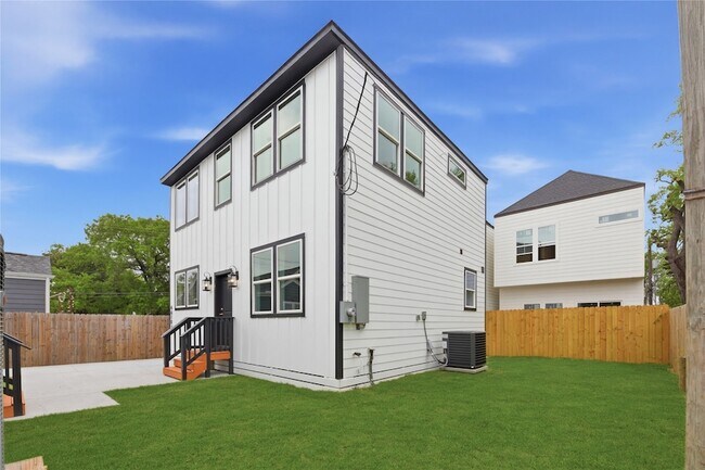 Building Photo - 4610 Providence St