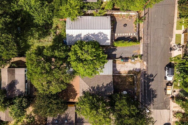 Building Photo - 2405 E 10th St