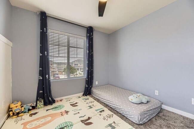 Building Photo - Beautiful 2 story 2,518 sq ft 4 bed 2.5 bath single family home