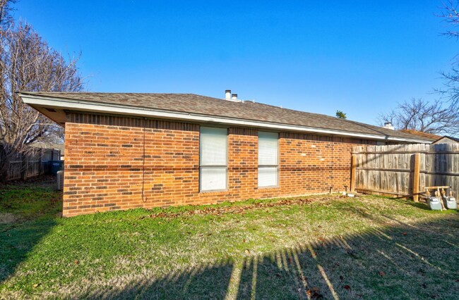 Building Photo - Comfort, Charm & Convenience in This Edmond Duplex