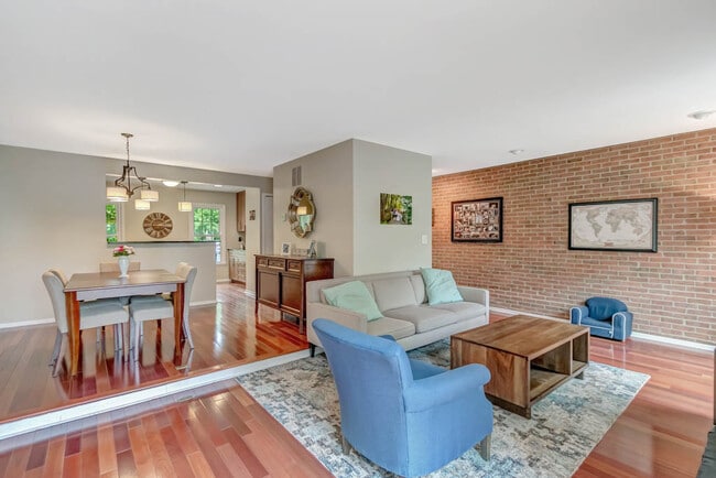 Building Photo - 2883 Sutton Oaks Ln