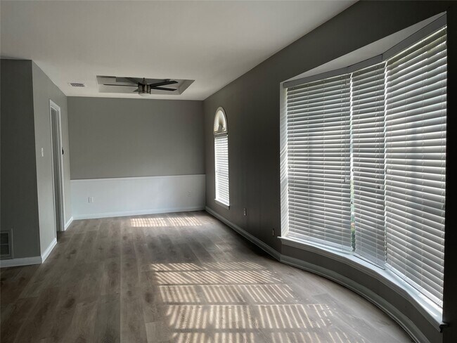 Building Photo - 16310 Autumn Wind Dr