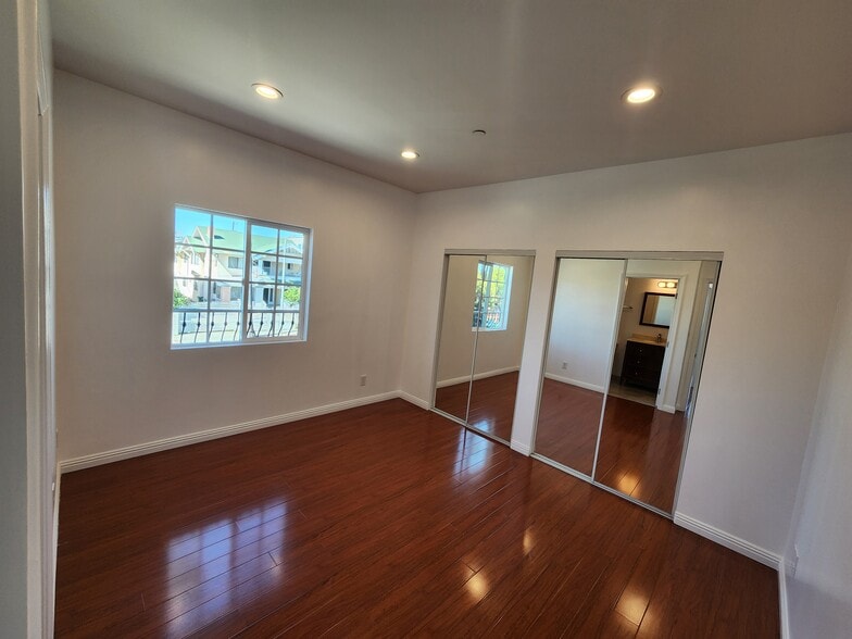 Building Photo - 1516 1/2 N Kingsley Dr