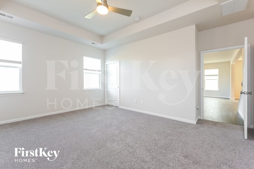 Building Photo - 565 Hillpark Ln