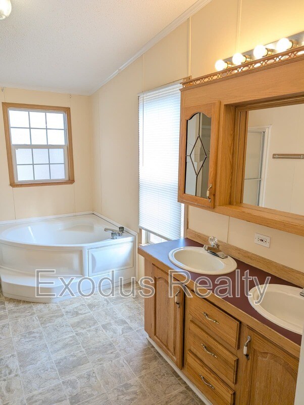 Building Photo - 73 Forest Dr