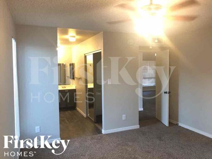 Building Photo - 907 W Kerry Ln