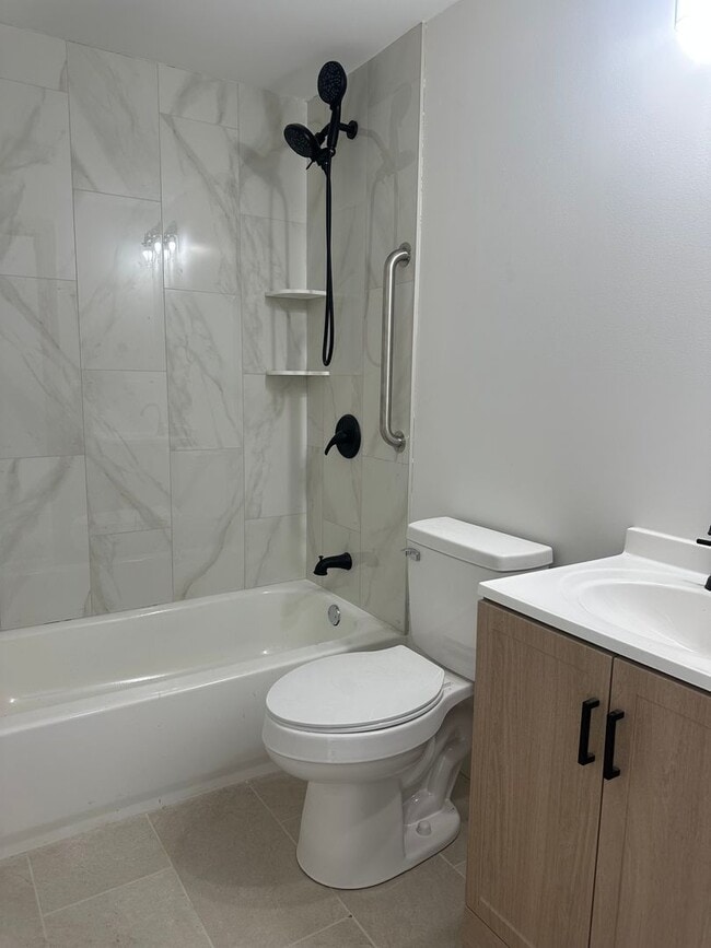 Building Photo - Beautifully Renovated 1 Bedroom Apartment