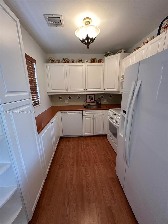 Building Photo - 449 Fanshaw K