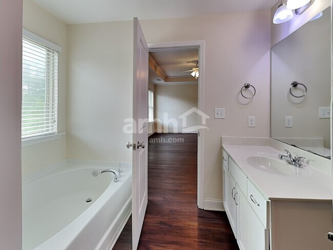 Building Photo - 202 Monarch Way