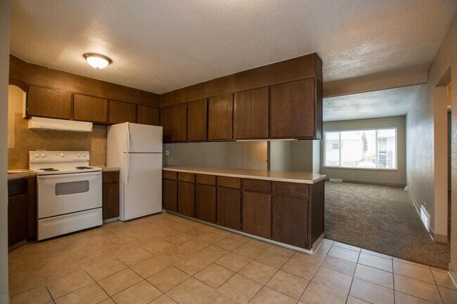 Building Photo - Students Welcome! Great Location!