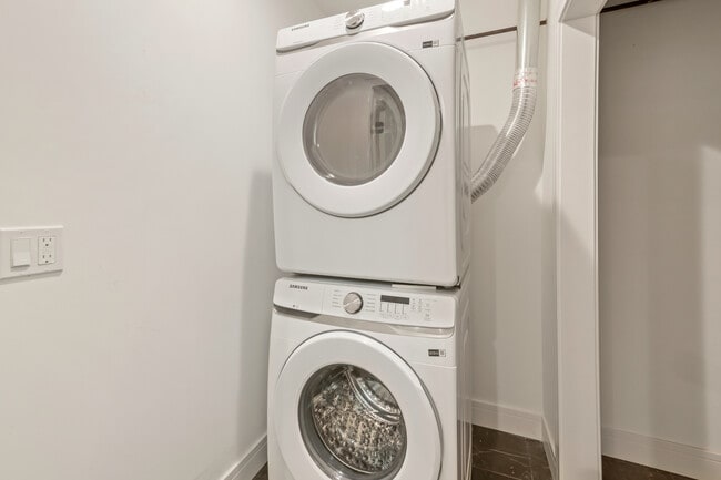 Building Photo - 3058 W Cortland St