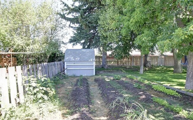 Building Photo - 6 Bedroom Home For Rent In Rexburg!!