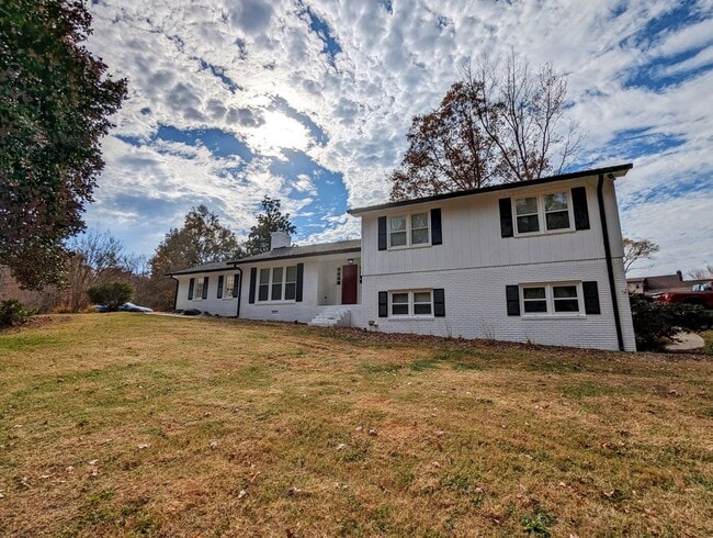 Building Photo - DUPLEX-Upstairs Unit | 3 Bedroom 2 Bathroo...