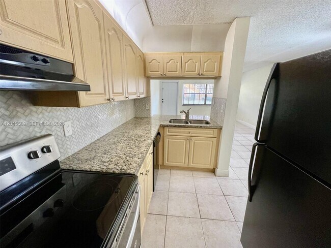 Building Photo - 2642 Riverside Dr
