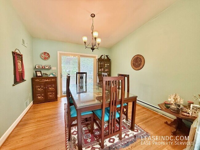 Building Photo - 6424 Hollins Dr