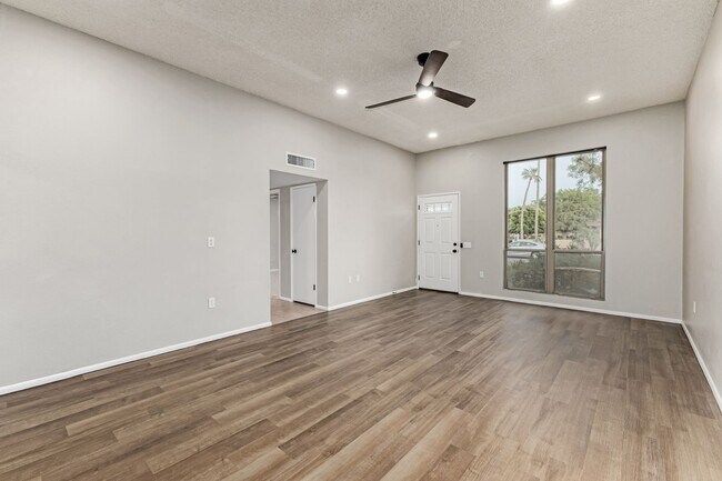 Building Photo - Updated condo in Sun City!