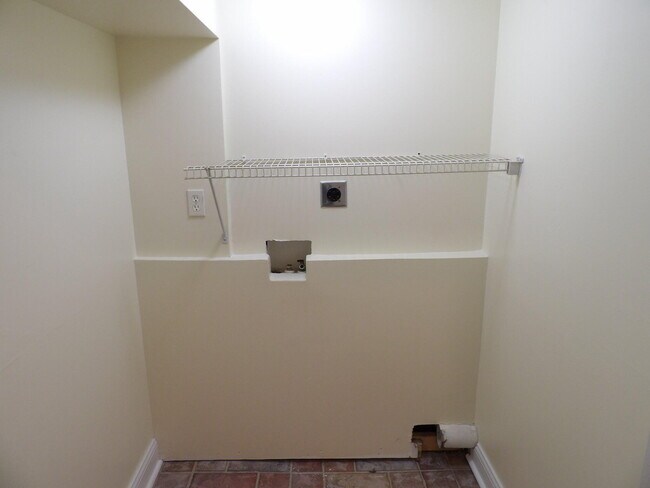 Building Photo - 102 Cedar Dr