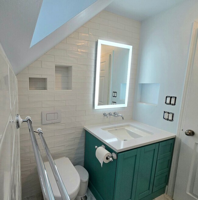 Building Photo - 5 Bedroom 4 Bathroom Home in Woodinville