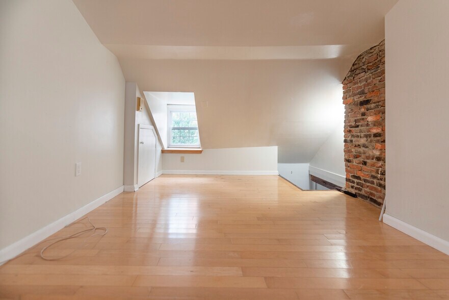 Building Photo - 18 N New St