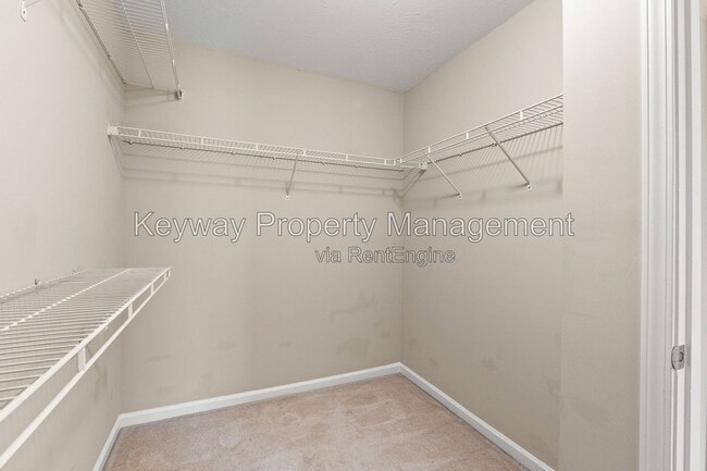 Building Photo - 6107 Village W Ln