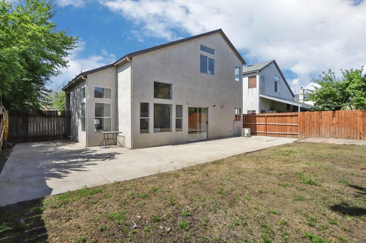 Building Photo - 2056 Middle River Dr