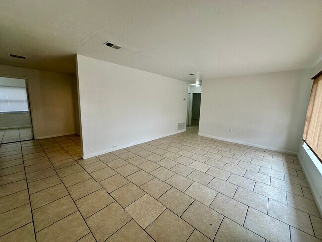 Building Photo - Charming 3-Bedroom, 1.5-Bathroom Home with Stunning Lake Views