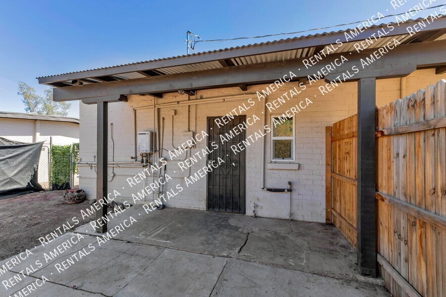 Building Photo - 3050 N Sparkman Blvd